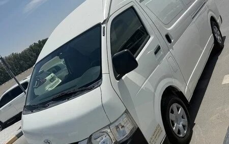 Toyota HiAce H200, 2015 год, 2 900 000 рублей, 3 фотография