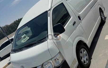 Toyota HiAce H200, 2015 год, 2 900 000 рублей, 8 фотография