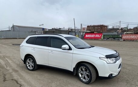 Mitsubishi Outlander III рестайлинг 3, 2013 год, 1 480 000 рублей, 2 фотография