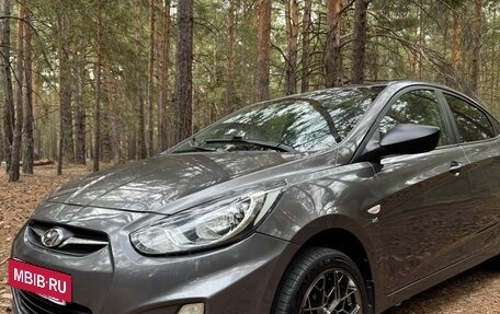 Hyundai Solaris II рестайлинг, 2011 год, 800 000 рублей, 3 фотография