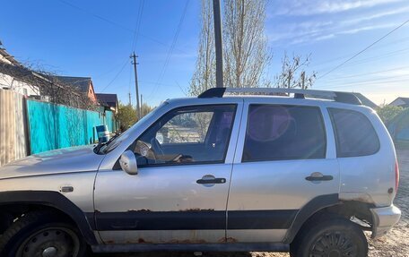 Chevrolet Niva I рестайлинг, 2004 год, 110 000 рублей, 1 фотография