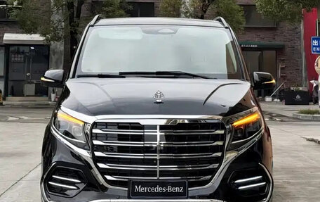 Mercedes-Benz V-Класс, 2024 год, 8 900 000 рублей, 2 фотография