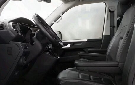 Volkswagen Multivan T6 рестайлинг, 2022 год, 4 600 000 рублей, 10 фотография