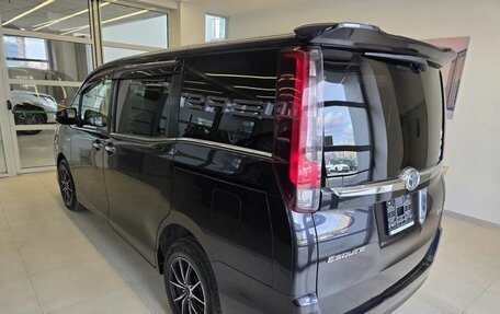 Toyota Voxy III, 2015 год, 1 800 000 рублей, 6 фотография