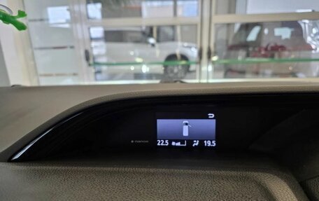 Toyota Voxy III, 2015 год, 1 800 000 рублей, 27 фотография