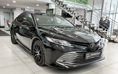 Toyota Camry, 2018 год, 2 415 000 рублей, 3 фотография