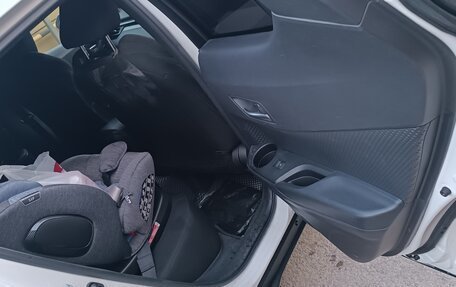 Toyota C-HR I рестайлинг, 2017 год, 1 550 000 рублей, 14 фотография