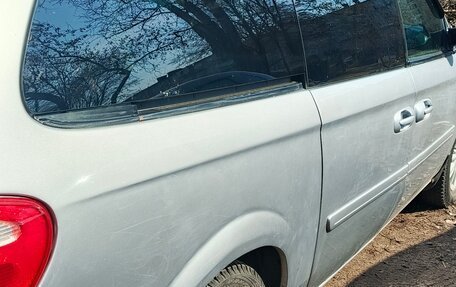 Chrysler Town & Country IV, 2005 год, 680 000 рублей, 2 фотография