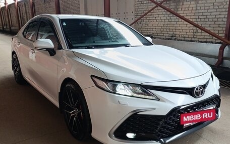 Toyota Camry, 2021 год, 3 550 000 рублей, 2 фотография