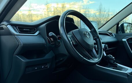 Toyota RAV4, 2022 год, 3 300 000 рублей, 10 фотография