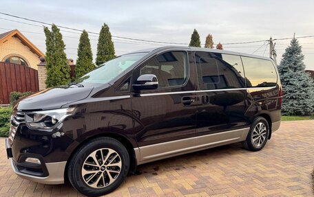 Hyundai Grand Starex Grand Starex I рестайлинг 2, 2018 год, 3 500 000 рублей, 3 фотография