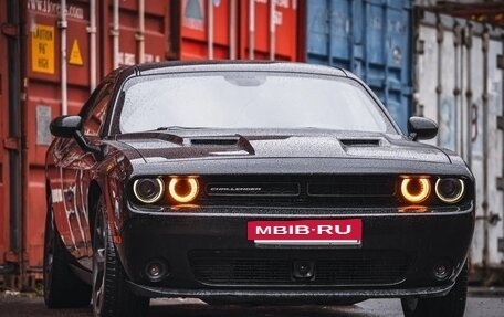 Dodge Challenger III рестайлинг 2, 2017 год, 3 850 000 рублей, 2 фотография