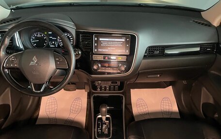 Mitsubishi Outlander III рестайлинг 3, 2019 год, 2 299 000 рублей, 10 фотография