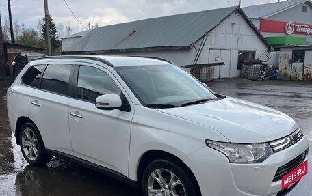 Mitsubishi Outlander III рестайлинг 3, 2013 год, 1 150 000 рублей, 2 фотография