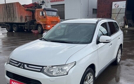 Mitsubishi Outlander III рестайлинг 3, 2013 год, 1 150 000 рублей, 4 фотография