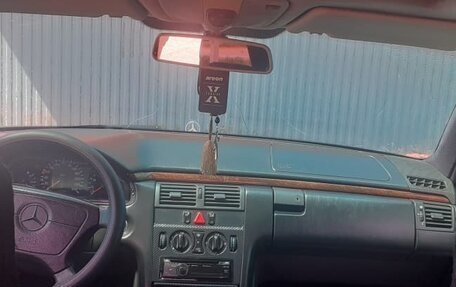 Mercedes-Benz E-Класс, 1997 год, 300 000 рублей, 5 фотография