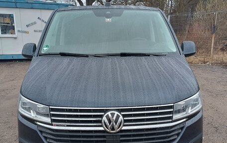 Volkswagen Multivan T6 рестайлинг, 2022 год, 8 980 000 рублей, 1 фотография