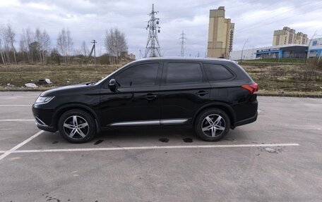 Mitsubishi Outlander III рестайлинг 3, 2017 год, 2 190 000 рублей, 5 фотография