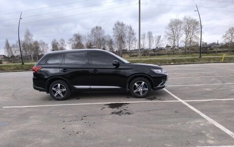 Mitsubishi Outlander III рестайлинг 3, 2017 год, 2 190 000 рублей, 14 фотография