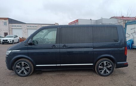 Volkswagen Multivan T6 рестайлинг, 2022 год, 8 980 000 рублей, 3 фотография