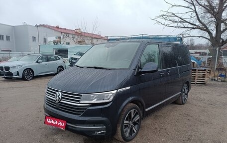Volkswagen Multivan T6 рестайлинг, 2022 год, 8 980 000 рублей, 2 фотография