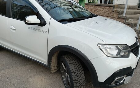 Renault Logan II, 2020 год, 880 000 рублей, 2 фотография