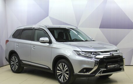Mitsubishi Outlander III рестайлинг 3, 2020 год, 2 335 500 рублей, 8 фотография