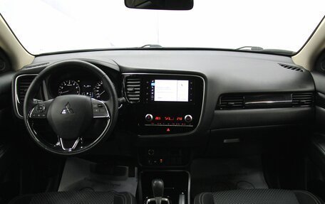 Mitsubishi Outlander III рестайлинг 3, 2020 год, 2 335 500 рублей, 13 фотография