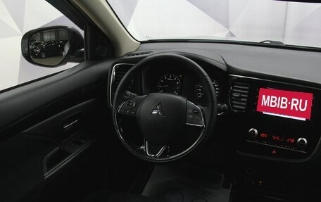 Mitsubishi Outlander III рестайлинг 3, 2020 год, 2 335 500 рублей, 20 фотография