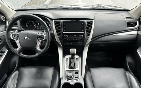 Mitsubishi Pajero Sport III рестайлинг, 2017 год, 2 990 000 рублей, 12 фотография