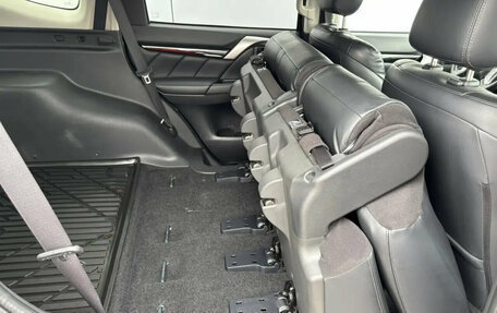 Mitsubishi Pajero Sport III рестайлинг, 2017 год, 2 990 000 рублей, 24 фотография