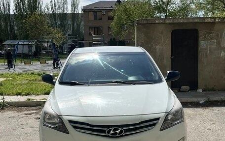 Hyundai Solaris II рестайлинг, 2014 год, 820 000 рублей, 2 фотография