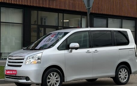 Toyota Noah III, 2009 год, 1 075 000 рублей, 1 фотография