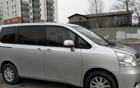 Toyota Noah III, 2009 год, 1 075 000 рублей, 13 фотография