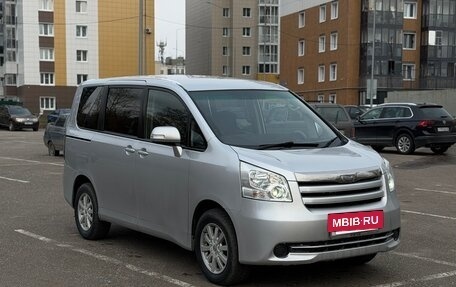 Toyota Noah III, 2009 год, 1 075 000 рублей, 7 фотография