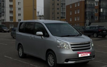 Toyota Noah III, 2009 год, 1 075 000 рублей, 8 фотография