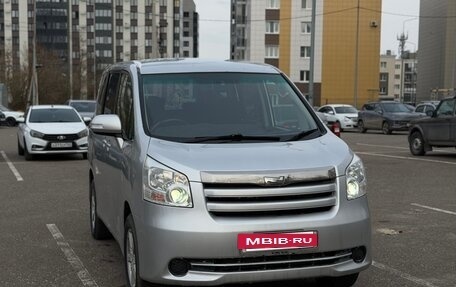 Toyota Noah III, 2009 год, 1 075 000 рублей, 9 фотография