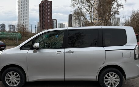 Toyota Noah III, 2009 год, 1 075 000 рублей, 20 фотография