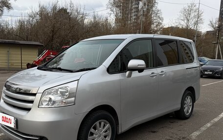 Toyota Noah III, 2009 год, 1 075 000 рублей, 21 фотография