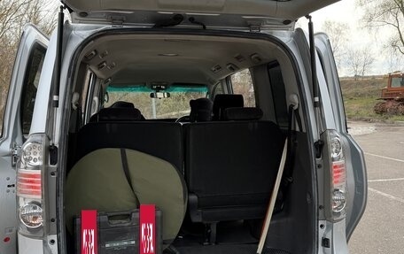 Toyota Noah III, 2009 год, 1 075 000 рублей, 29 фотография