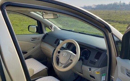 Toyota ISis I, 2012 год, 1 390 000 рублей, 24 фотография