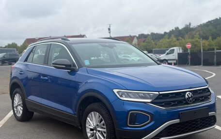 Volkswagen T-Roc I, 2023 год, 2 311 061 рублей, 3 фотография