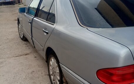 Mercedes-Benz E-Класс, 1998 год, 480 000 рублей, 4 фотография