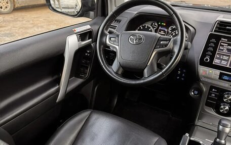 Toyota Land Cruiser Prado 150 рестайлинг 2, 2022 год, 9 300 000 рублей, 12 фотография