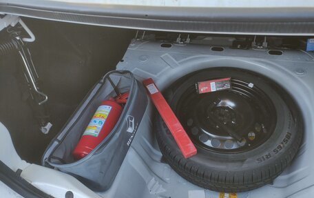 Renault Logan II, 2017 год, 847 000 рублей, 10 фотография