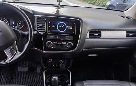 Mitsubishi Outlander III рестайлинг 3, 2018 год, 1 750 000 рублей, 8 фотография