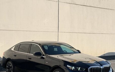 BMW 5 серия, 2024 год, 5 730 000 рублей, 3 фотография