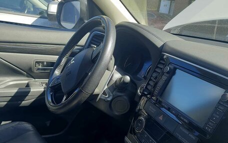 Mitsubishi Outlander III рестайлинг 3, 2015 год, 2 650 000 рублей, 3 фотография