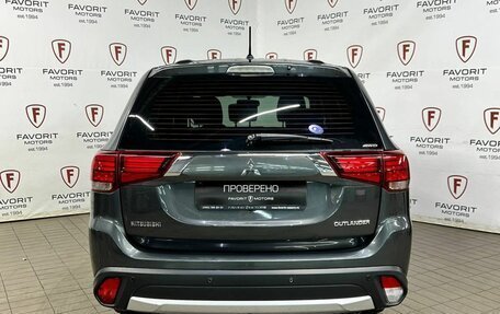 Mitsubishi Outlander III рестайлинг 3, 2015 год, 1 689 000 рублей, 3 фотография