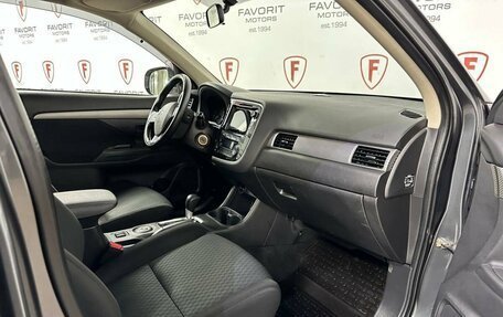 Mitsubishi Outlander III рестайлинг 3, 2015 год, 1 689 000 рублей, 14 фотография